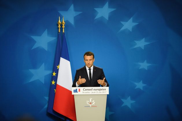 【画像】マクロン大統領「フランス国旗の色こっそり変えたろｗｗｗ」→気づかれずに4年がすぎる\n_1