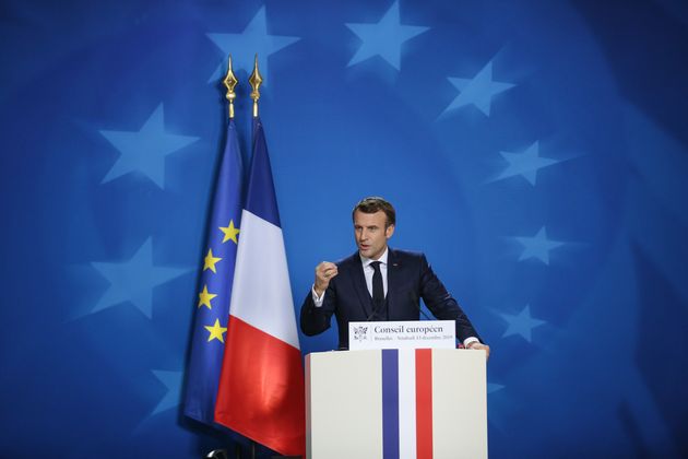 【画像】マクロン大統領「フランス国旗の色こっそり変えたろｗｗｗ」→気づかれずに4年がすぎる\n_3