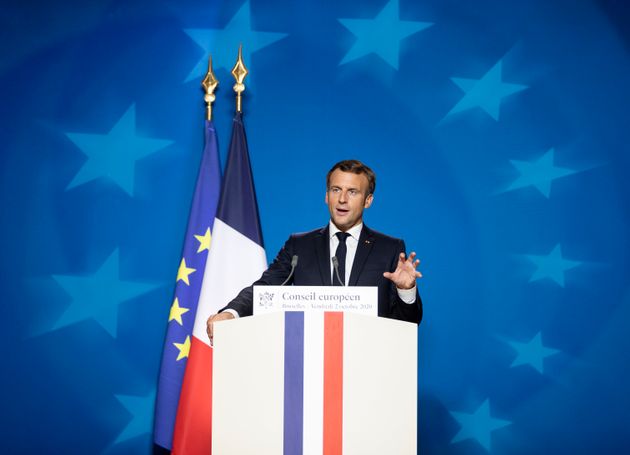 【画像】マクロン大統領「フランス国旗の色こっそり変えたろｗｗｗ」→気づかれずに4年がすぎる\n_4