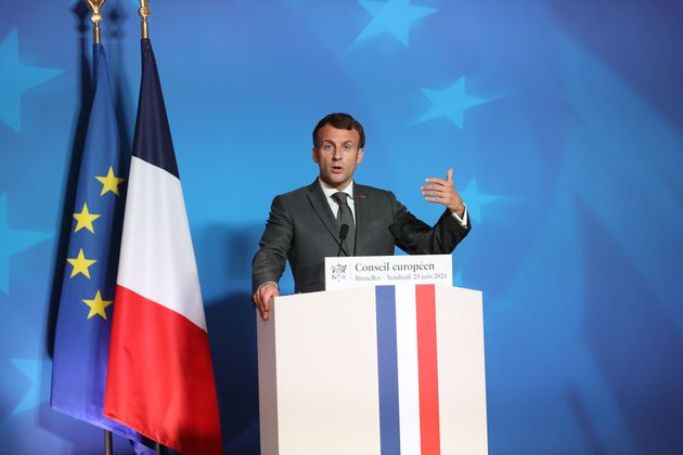 【画像】マクロン大統領「フランス国旗の色こっそり変えたろｗｗｗ」→気づかれずに4年がすぎる\n_5