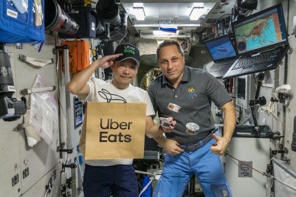 【悲報】前澤友作さん、号泣宇宙で宇宙兄弟を読む\n_1