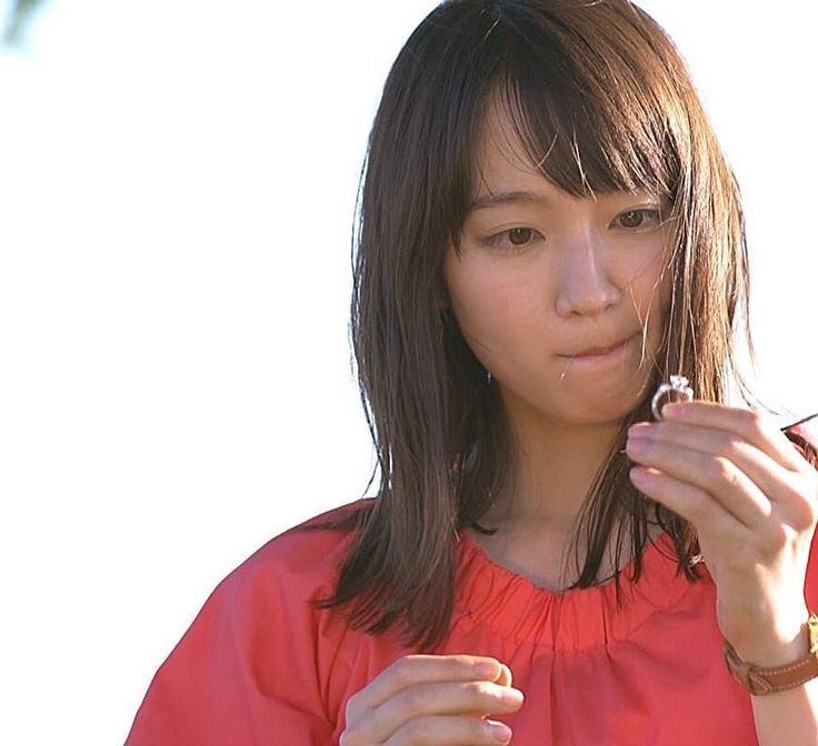 吉岡里帆さん「シュークリームって…こう食べればいいのかな🥺」\n_1