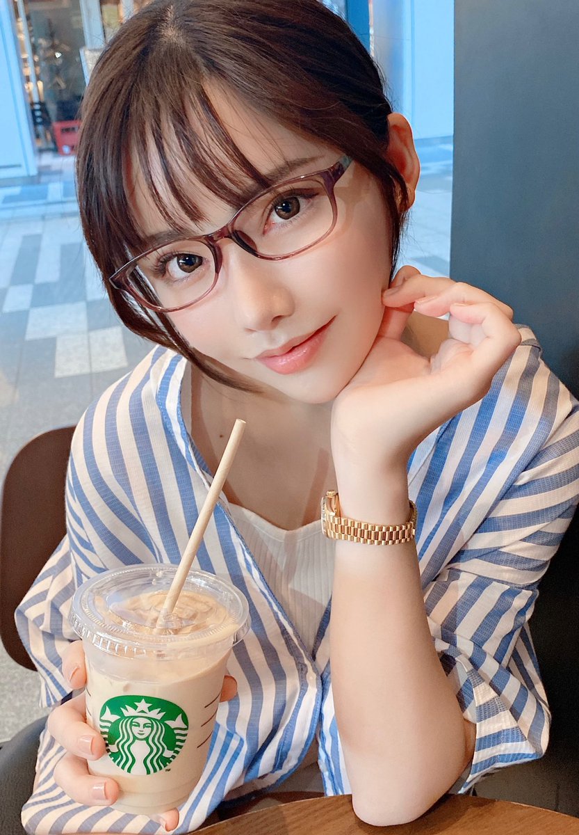 【悲報】えなこ(27歳)、コスプレイヤーなのにエッチな水着グラビアをやらされる\n_1