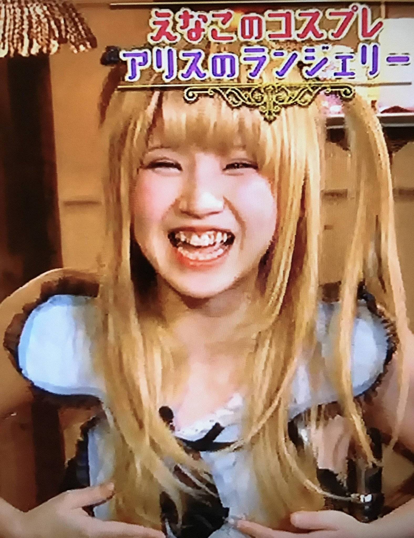 【悲報】えなこ(27歳)、コスプレイヤーなのにエッチな水着グラビアをやらされる\n_1