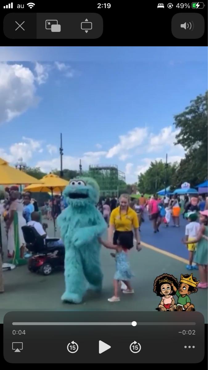 【悲報】セサミストリートの遊園地さん、黒人の子供を差別して大炎上してしまうwwwwwwww\n_1