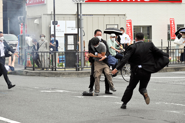 【画像】安倍ジューシー(銃○)の時のズッコケJK、ガチでエロい\n_1