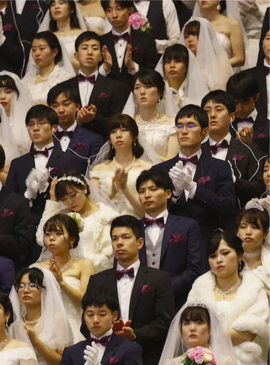 【画像】統一教会の合同結婚式、かわいい子が多い！\n_1