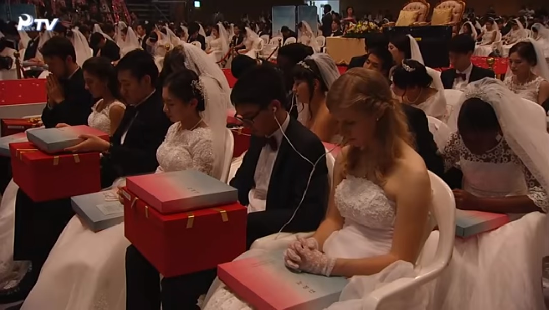 【画像】統一教会の合同結婚式、かわいい子が多い！\n_1