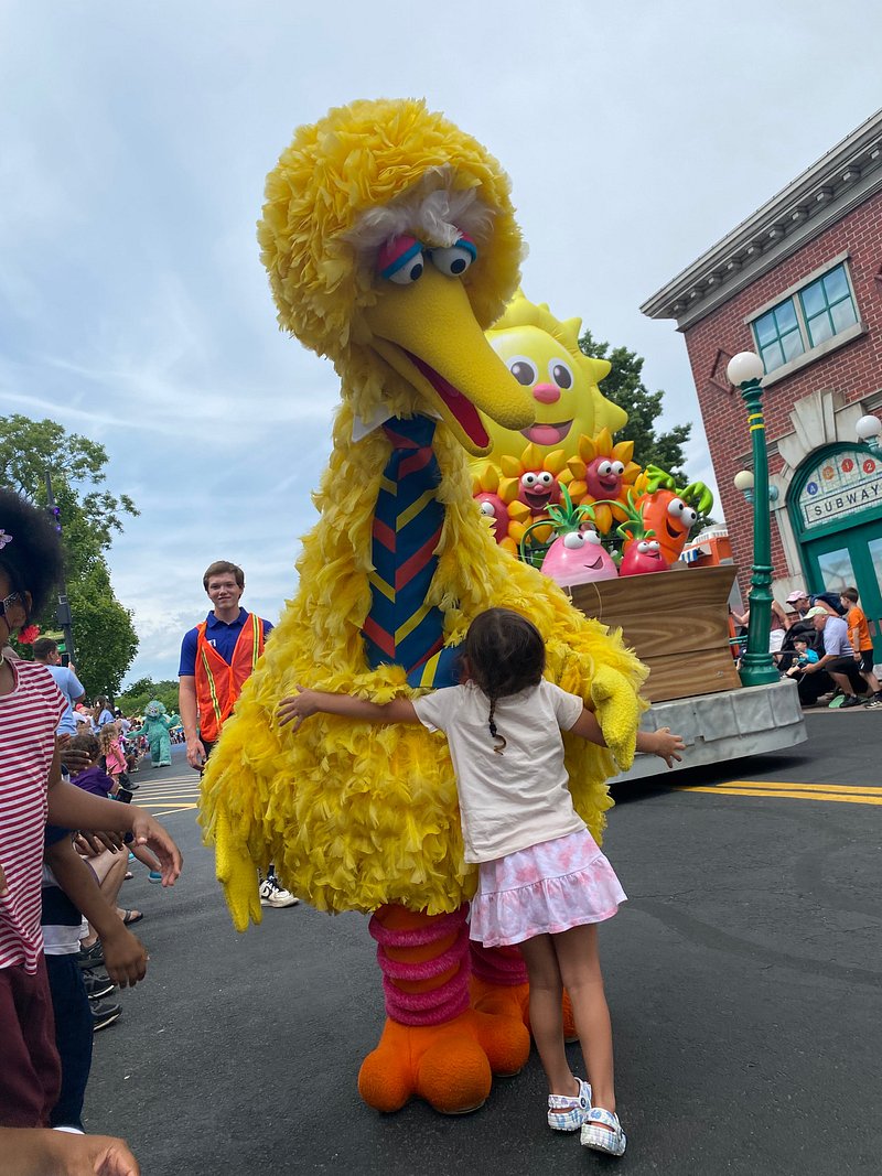 【悲報】セサミストリートの遊園地さん、黒人の子供を差別して大炎上してしまうwwwwwwww\n_2