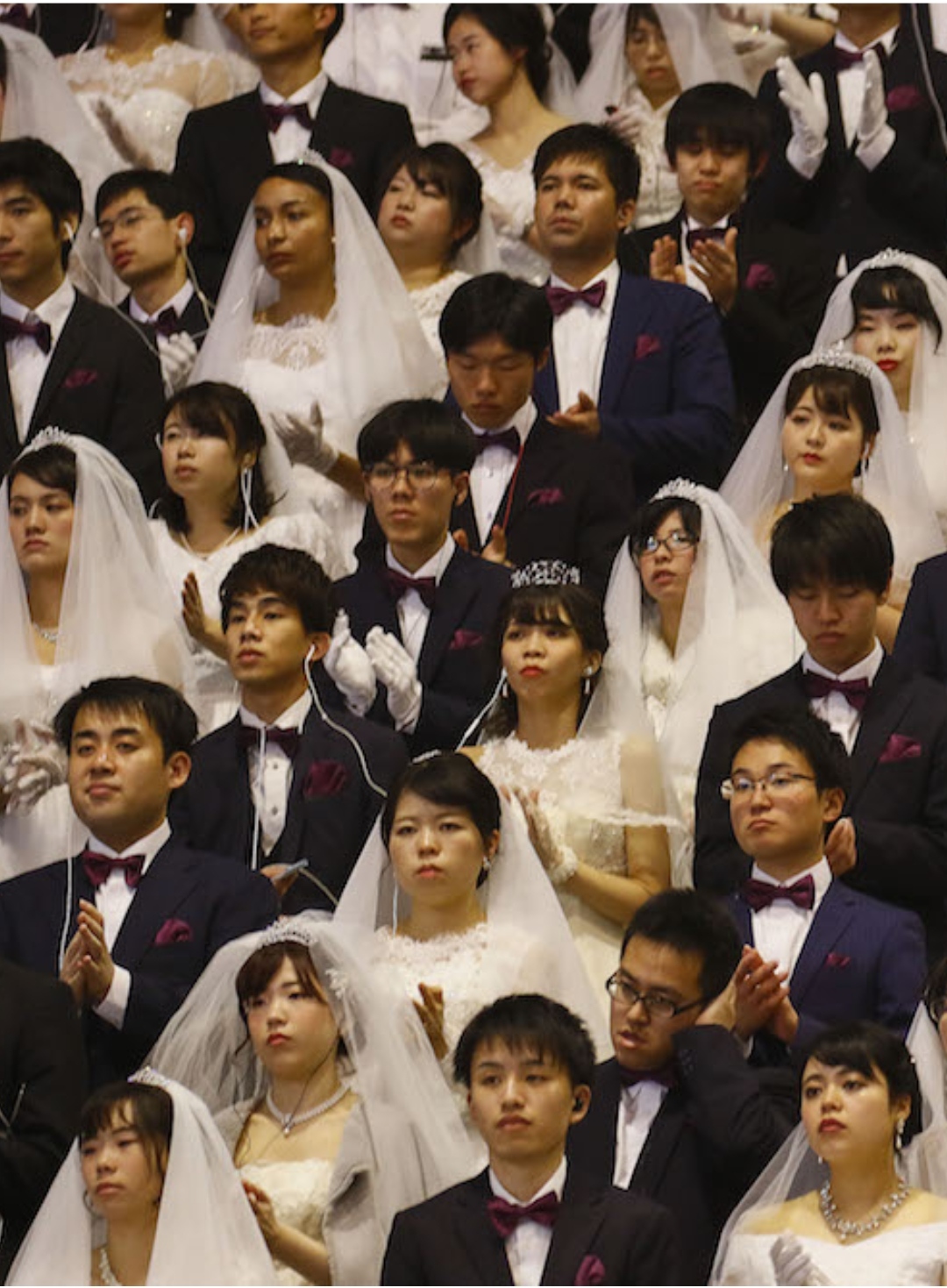 【画像】統一教会の合同結婚式、かわいい子が多い！\n_2