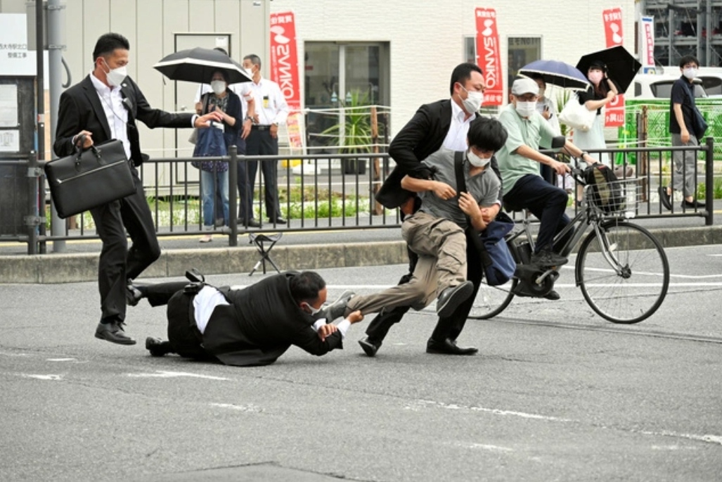 【動画】安倍元首相が41歳弱者男性に銃撃される瞬間の映像がコチラ\n_2