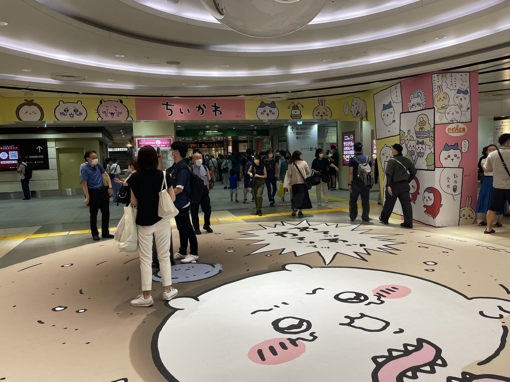 【悲報】東京駅のちいかわコラボ、ナガノの趣味が丸出しすぎると話題に\n_2