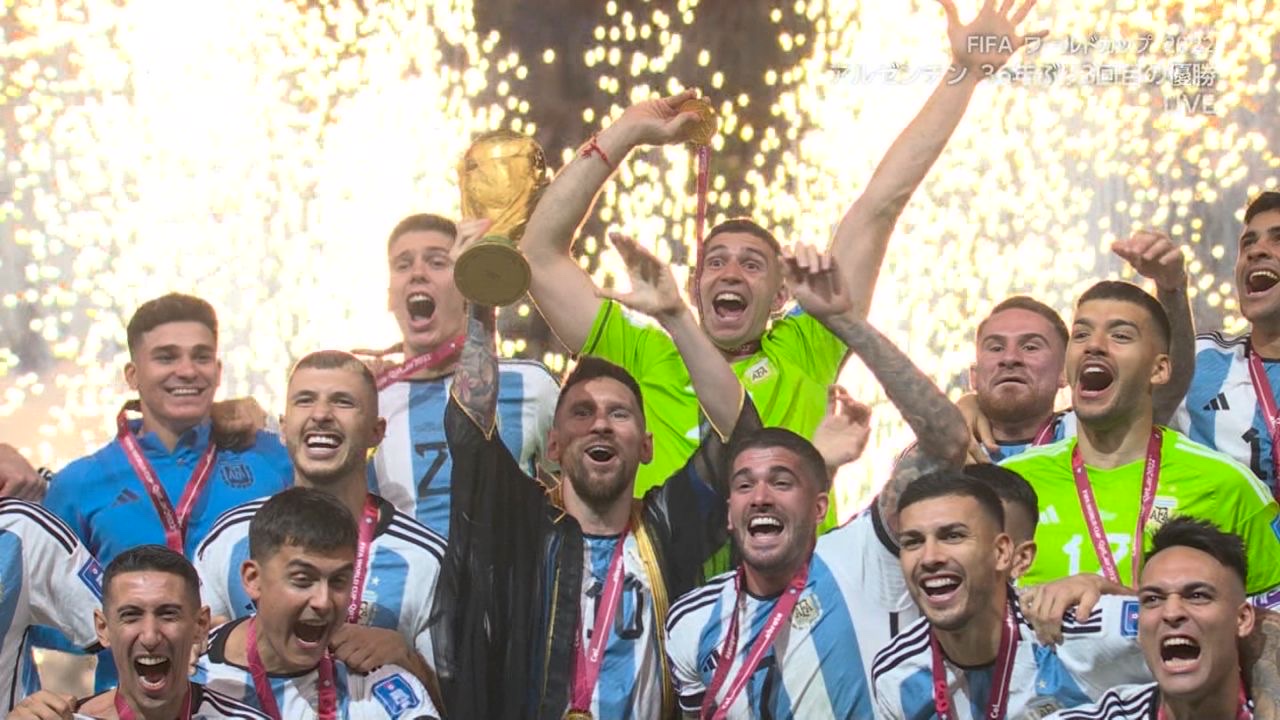 【悲報】メッシさん、W杯トロフィーを掲げるのに変なガウンを着せられてしまうｗｗｗｗｗｗｗｗｗｗｗ\n_1