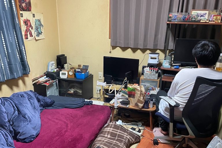 【画像】VIPPER(42歳、月収13万円、実家暮らし)の部屋wwwwwwwww\n_5