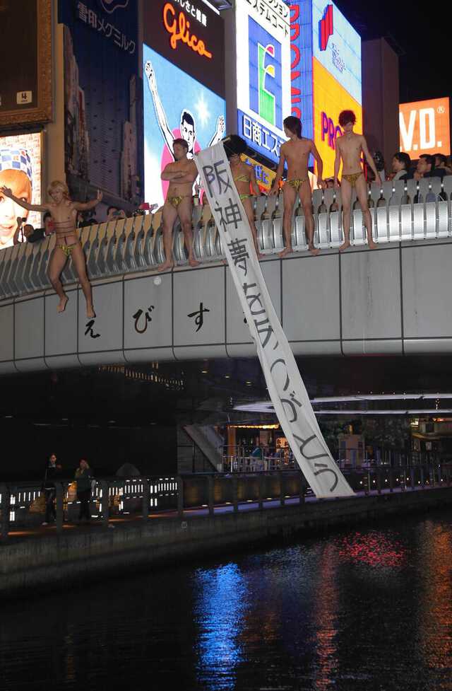 【朗報】道頓堀川に飛び込んだマンさん、美しすぎるwxwxwxwxwxwxwxwxwxwxwwywywywywww \n_1