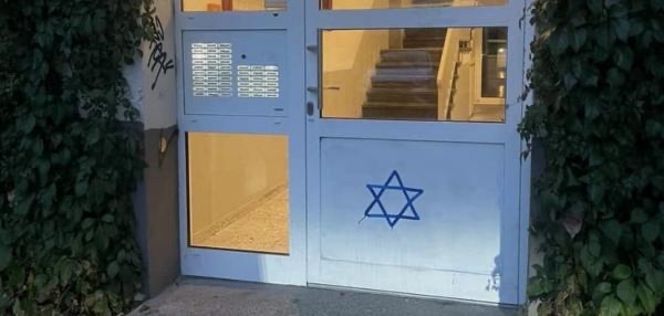 【画像】ドイツでイスラエル出身者の家に✡マークを描くのが流行る。イスラエル支持者の熱いメッセージか？  [125197727]\n_2