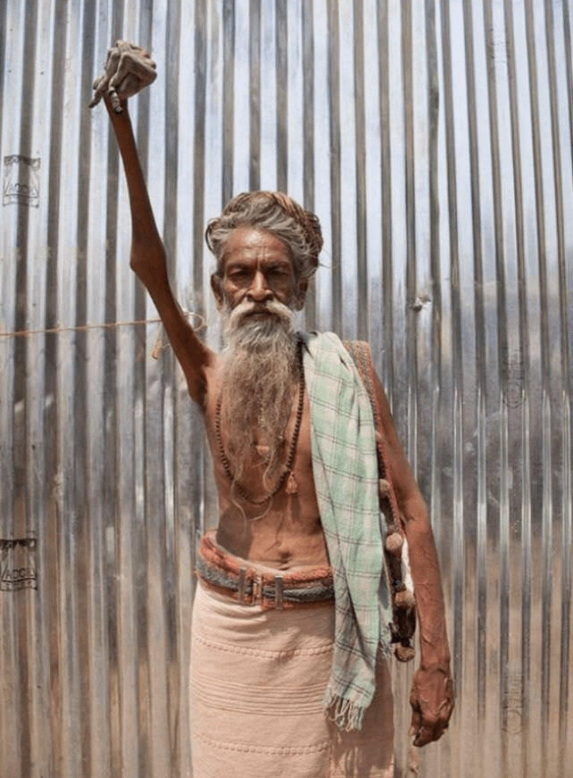 【画像】インドの苦行者、50年間上げ続けた右手が白骨化するも下げない🏺  [125197727]\n_1