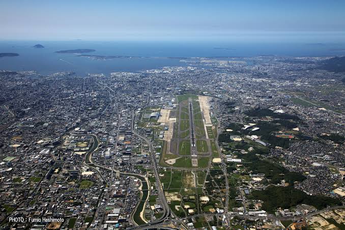 【悲報】広島空港、何度見ても○ミみたいな場所にある \n_1