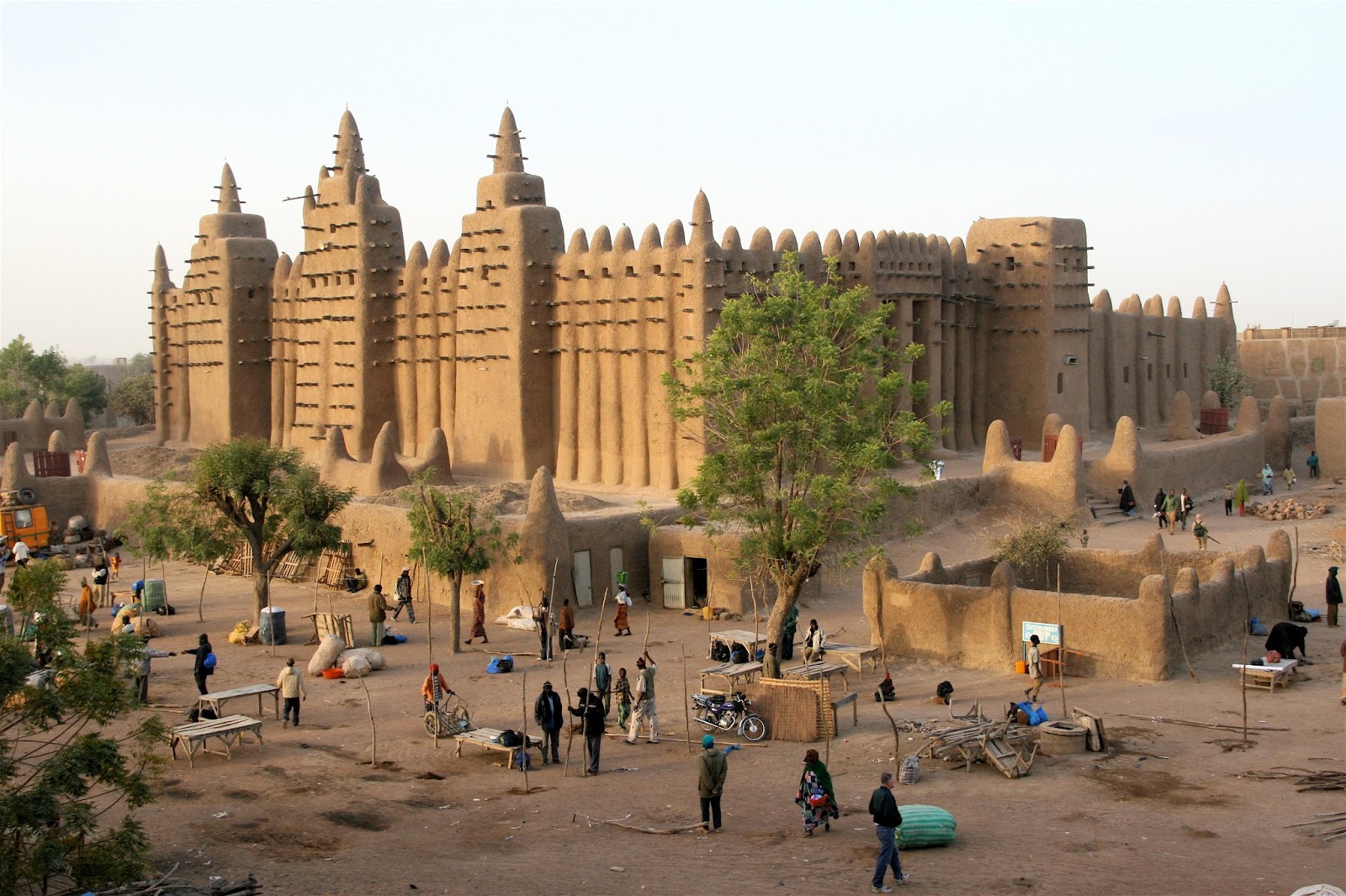 アフリカの城、メチャメチャバカにされてしまう…  [462275543]\n_1