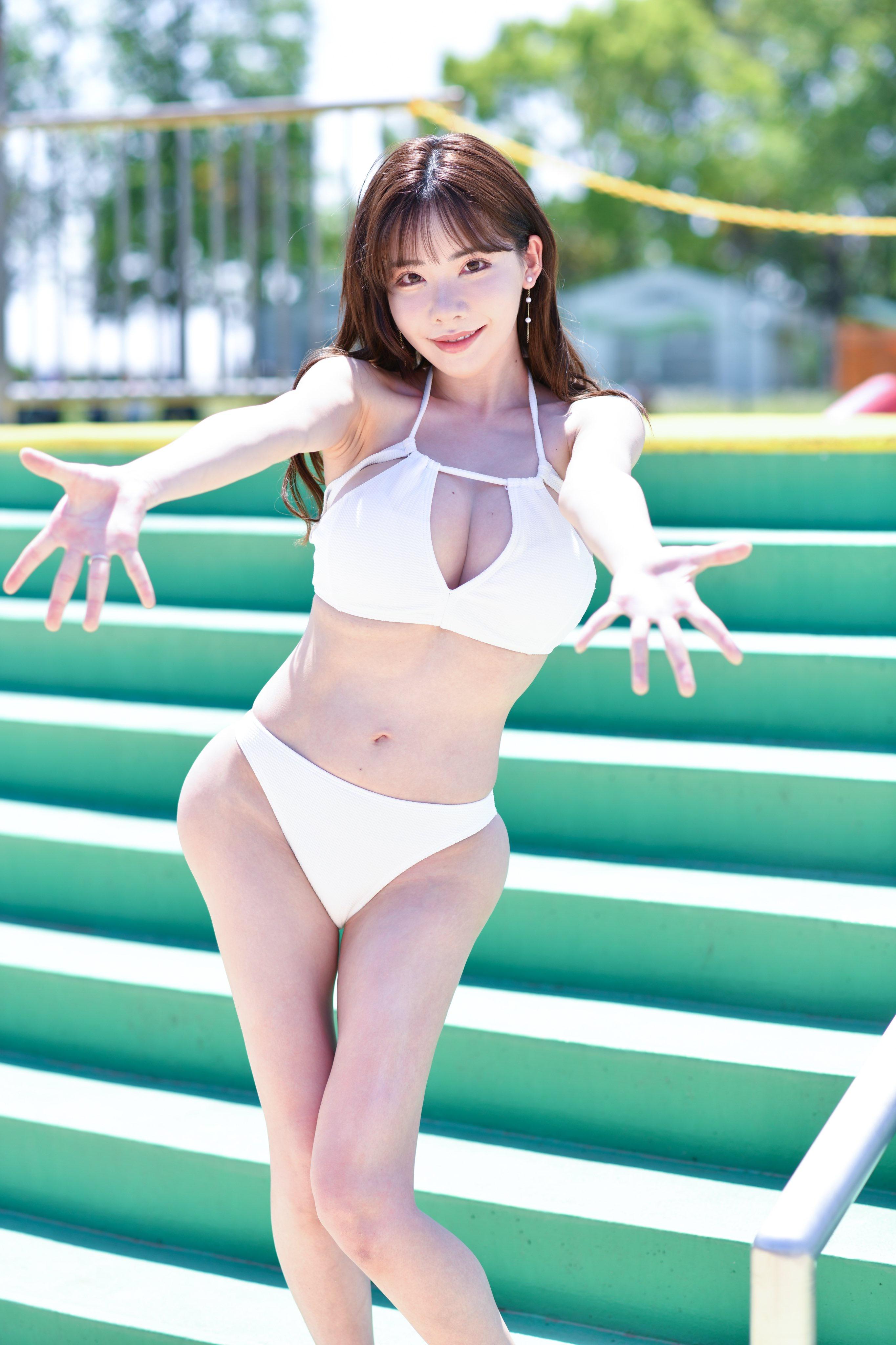 超人気AV女優の深田えいみちゃん「プール水着撮影会」に搭乗。格の違いを見せつける  [485983549]\n_1