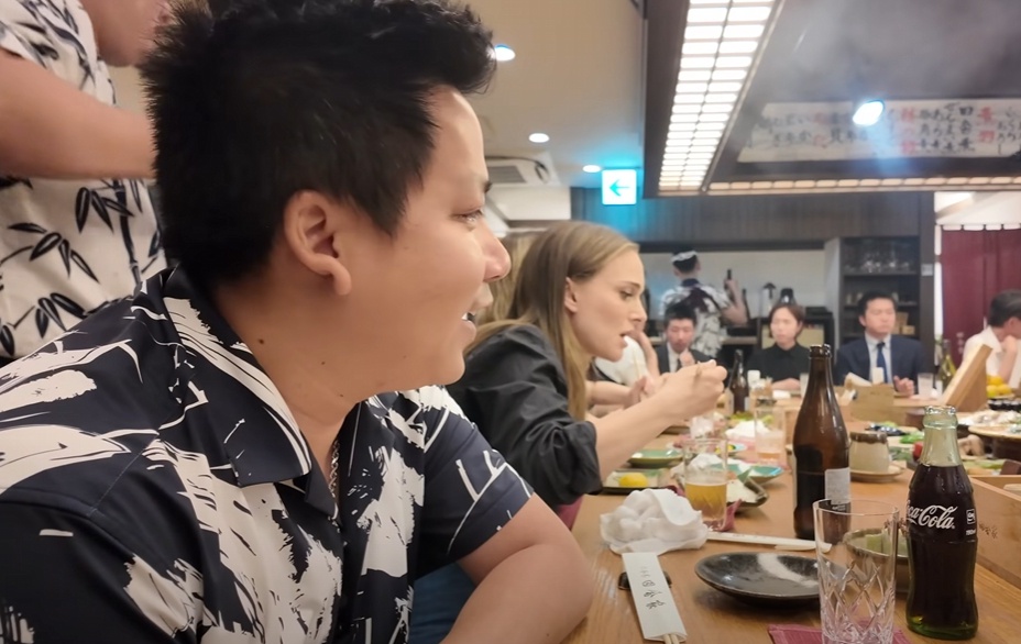 【悲報】ナタリー・ポートマンさん、極秘来日旅行中なのにベトナム人YouTuberの隣に座っていたせいで常に晒される  [383063292]
_1_1