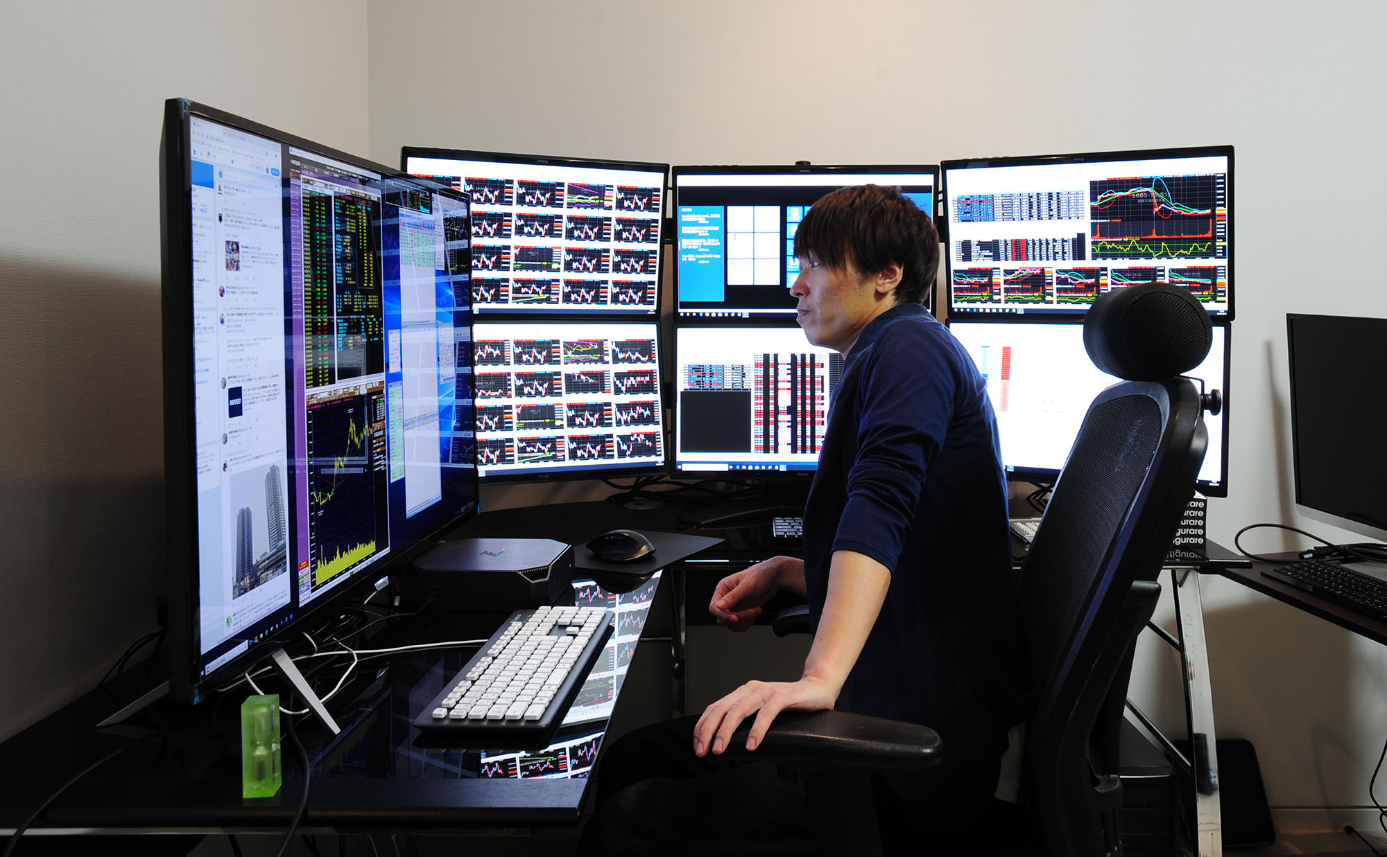 【画像】株で「マルチモニター」やってる奴  [535338431]
_1_1