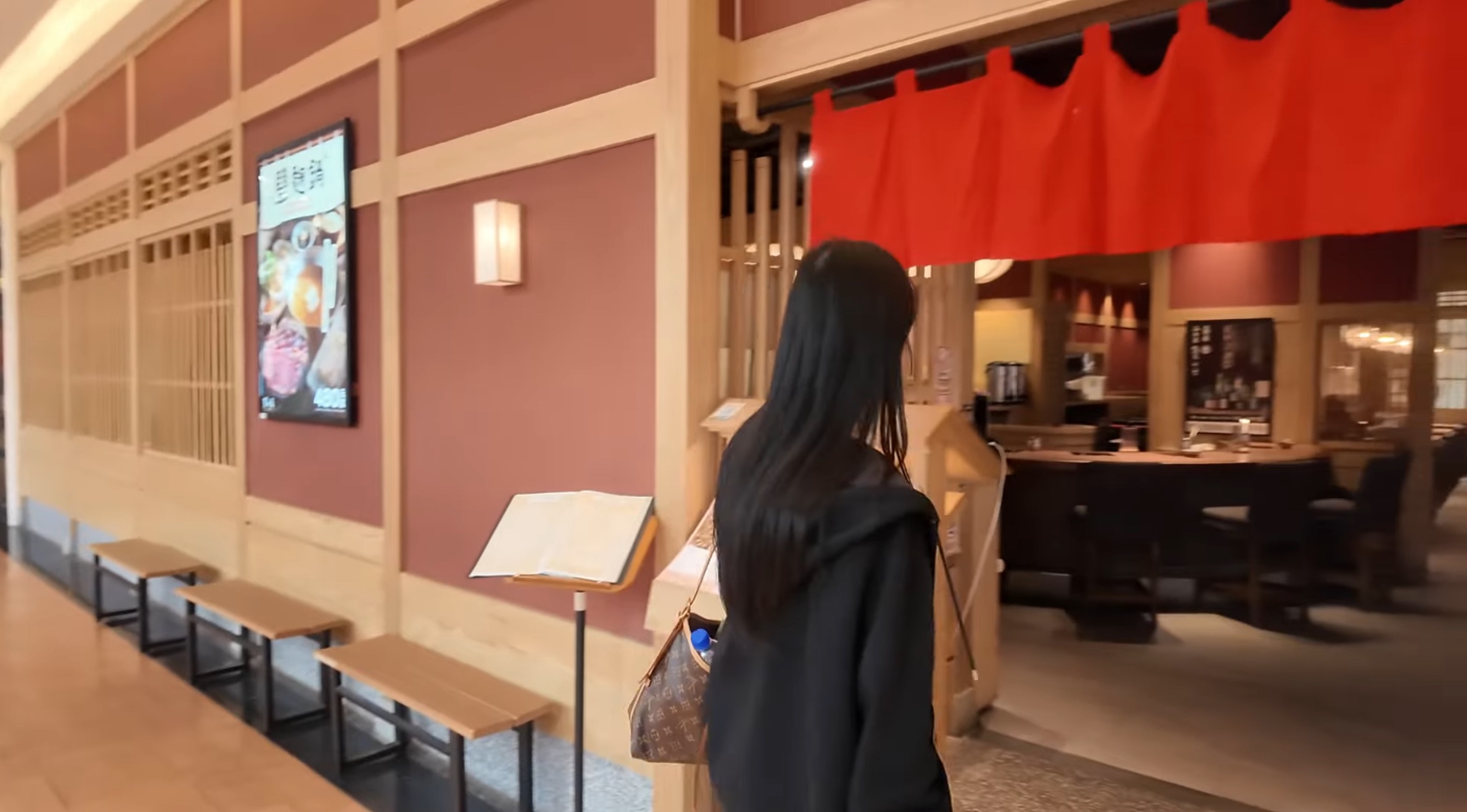 【画像】女子大生YouTuber、すき焼き屋で下着姿みたいになって炎上🔥  [632966346]
_2_2