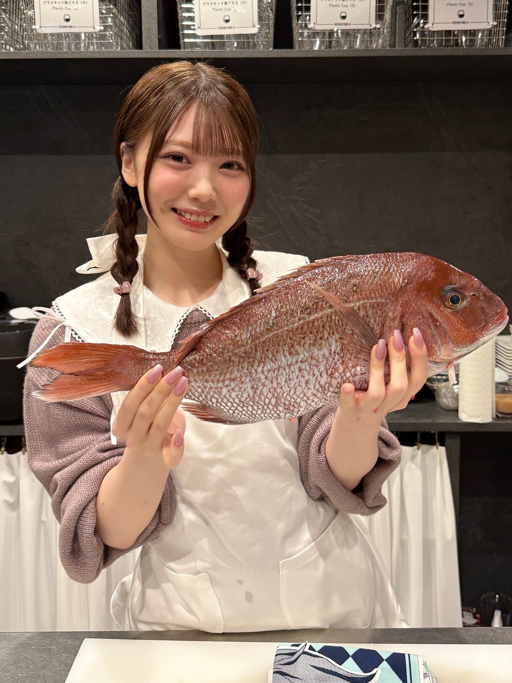 【画像】AV女優が魚捌いて作った舟盛り、美味そう🐟🦑  [632966346]
_1_1
