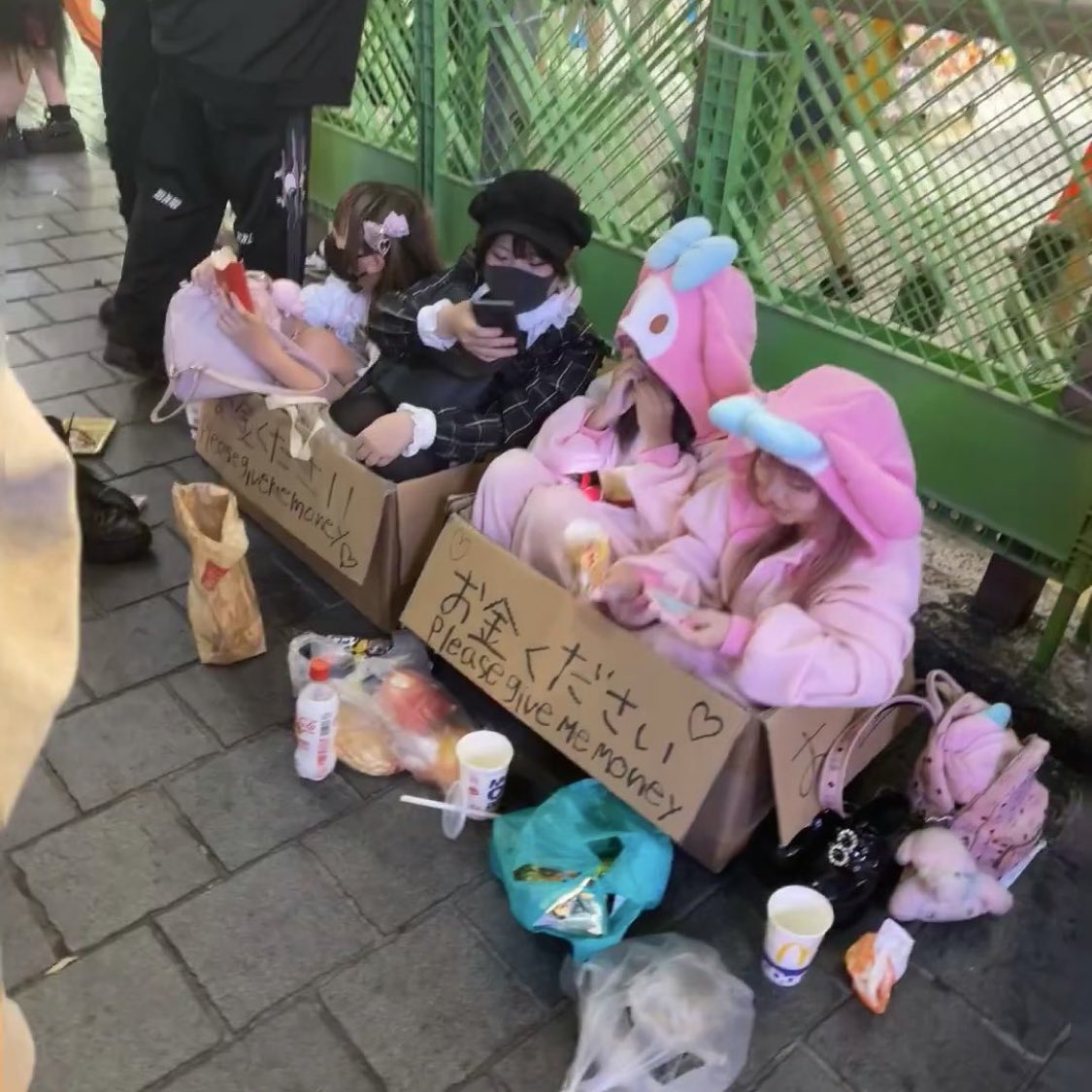 【画像】トー横女子、外国人に乞食を開始  [159091185]
_2_2