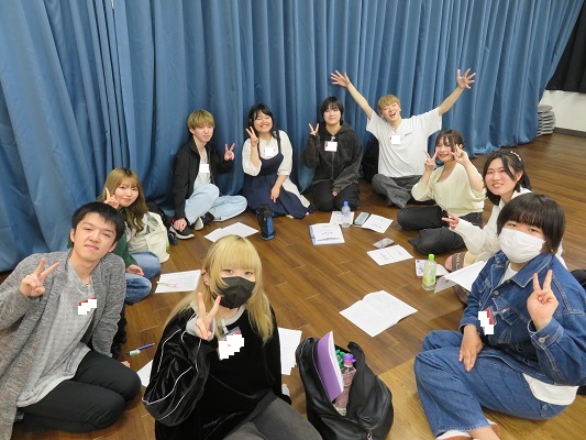 【悲報】声優専門学校の授業風景、むっちゃ楽しそうwwwwwwwwwwww俺もこんな青春送りたい人生だった…  [786648259]
_1_1