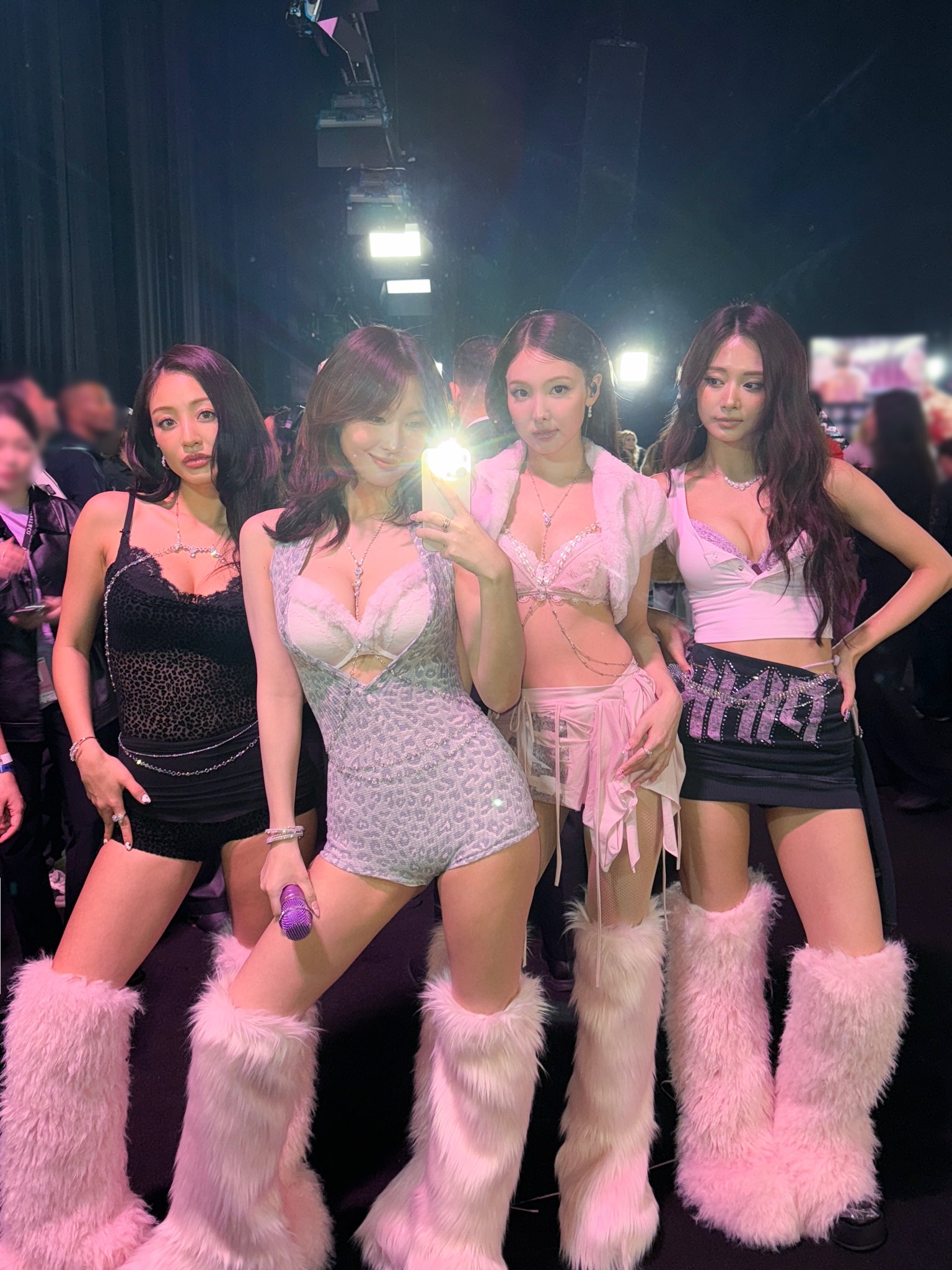 【画像】TWICE、大人の色気がムンムンになる/高市  [732289945]
_1_1