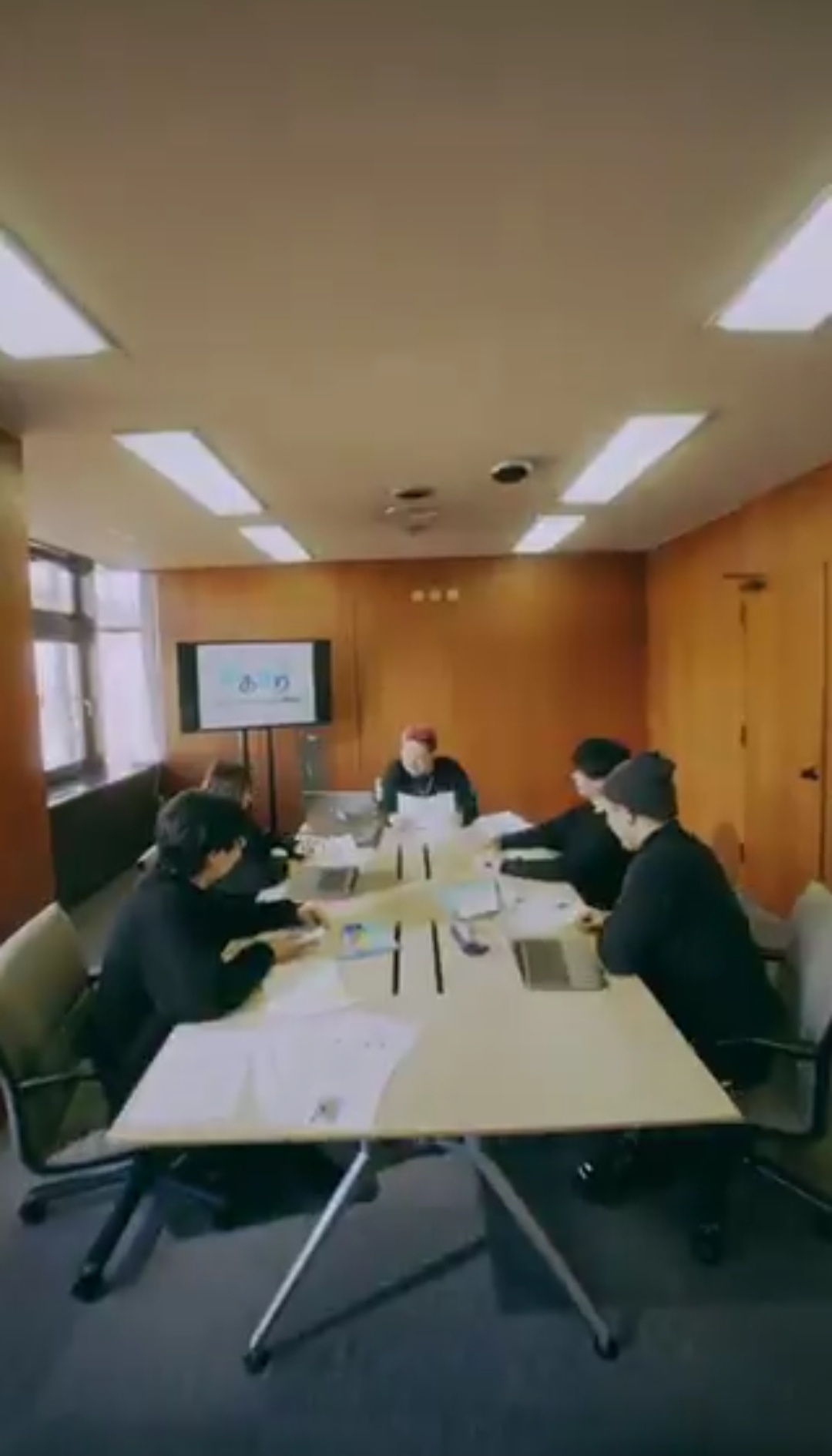 大手Vtuber事務所、運営の格好がヤカラすぎて炎上  [175344491]
_1_1