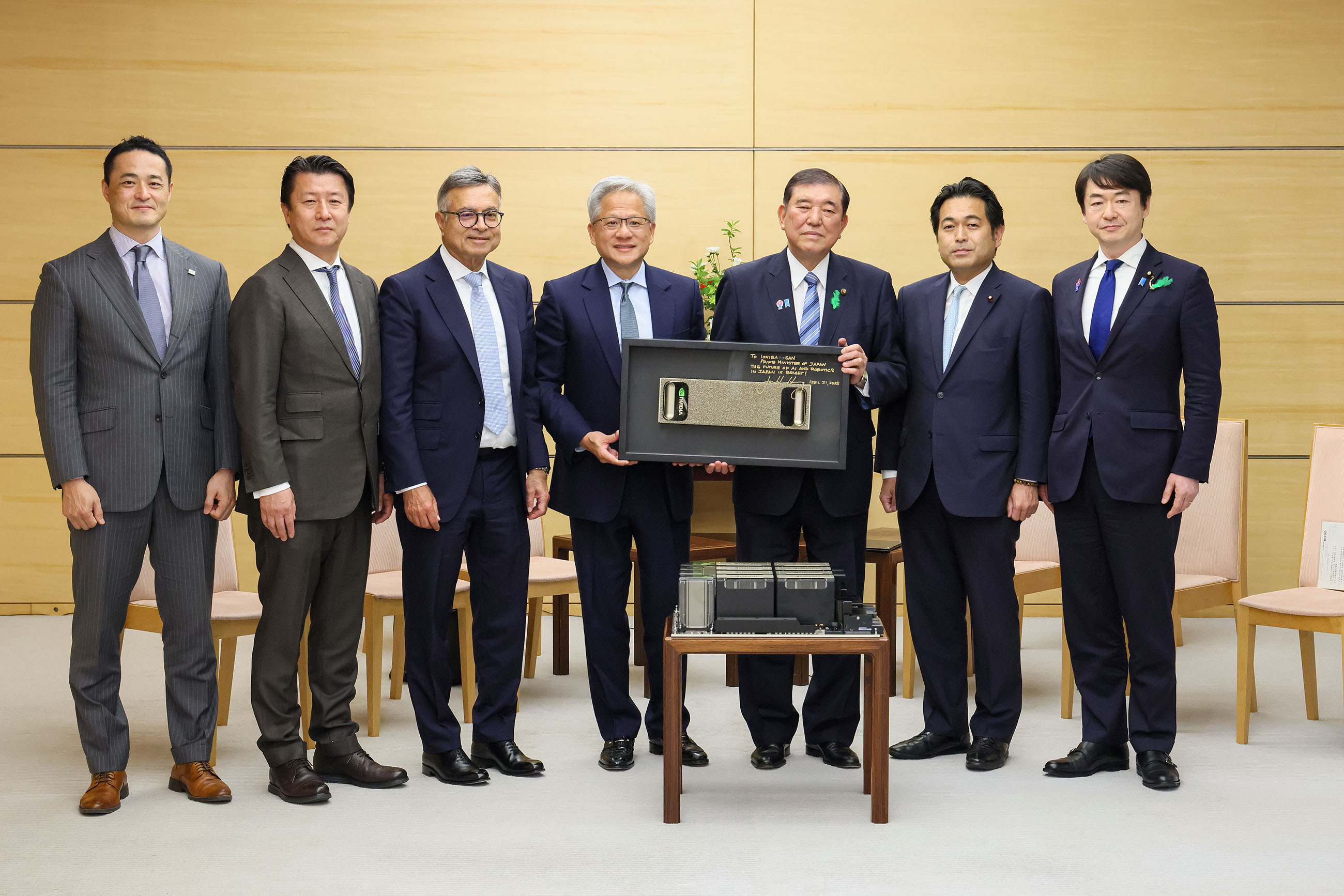 【朗報】日本政府、AIに１兆円投資表明！国産モデルや「フィジカルAI」と呼ぶ新技術を開発するとのこと！  [673057929]
_25_25