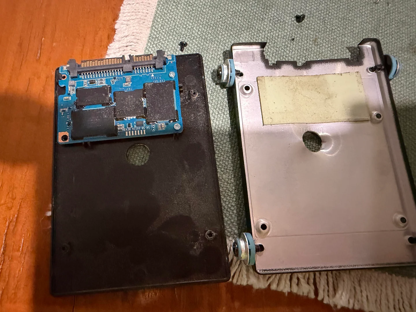 上司「SSDドリルで破壊してPC廃棄しといて」IT担当者「はいよ〜」→  [377482965]
_1_1