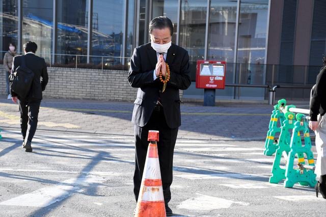 安倍晋三、カラーコーンを投げ込まれる  [744361492]
_121_121