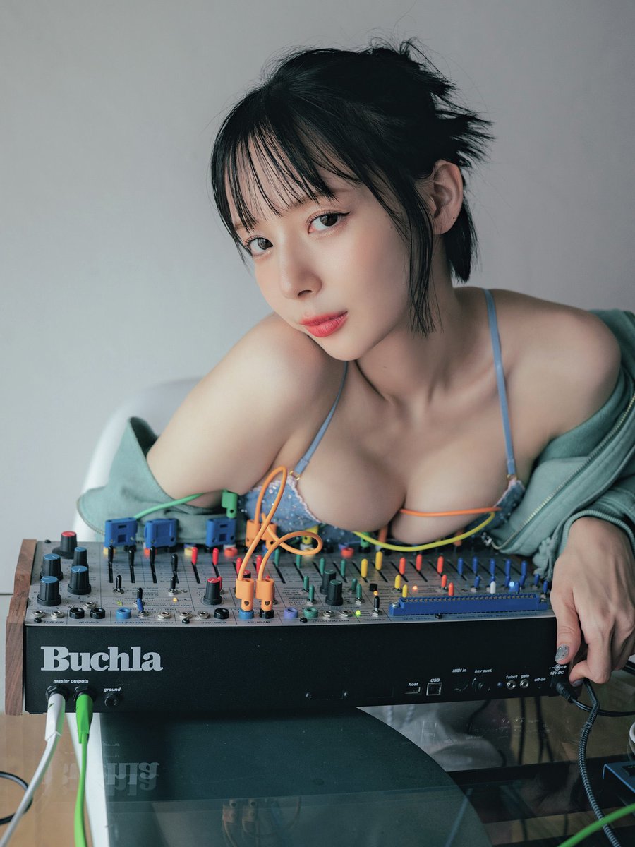 【速報】岡田紗佳、ライバロリとお揃い靴デート、薬指には指輪　事務所は交際を否定  [509448172]
_48_48
